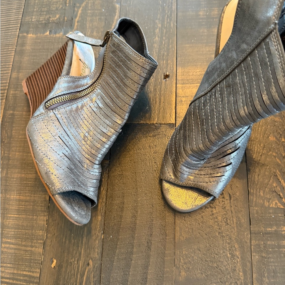 Dollhouse metallic Women's Open-Toe Wedge Sandals size 7